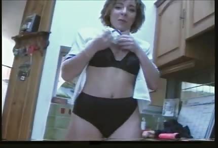 Einsame Frau masturbiert in der Küche