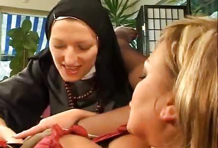 Fisting mit einer reifen Nonne