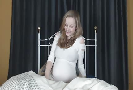 Schwangere Frau zeigt ihren schönen Körper