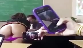 Nackter Arsch in der Schule