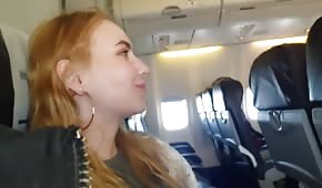 Redhead Chick macht einen Blowjob im Flugzeug