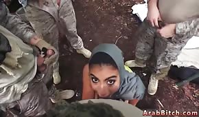 Arabische Frau zieht Schwänze auf dem Trainingsplatz