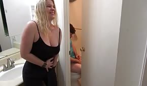 Schneller Sex mit einer Blondine auf der Toilette