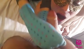 Babes in Socken schütteln den Schwanz mit ihren Füßen