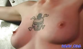 Ein Tattoo zwischen den Titten eines erbitterten Kandidaten