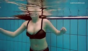 Das lustige tschechische Babe Vesta schwimmt nackt und geil
